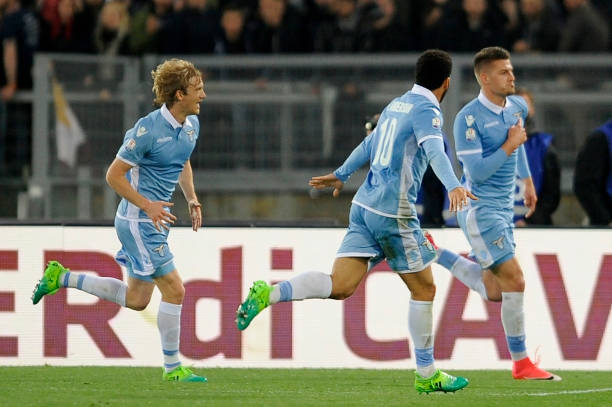 一位身披阿 一位身披阿